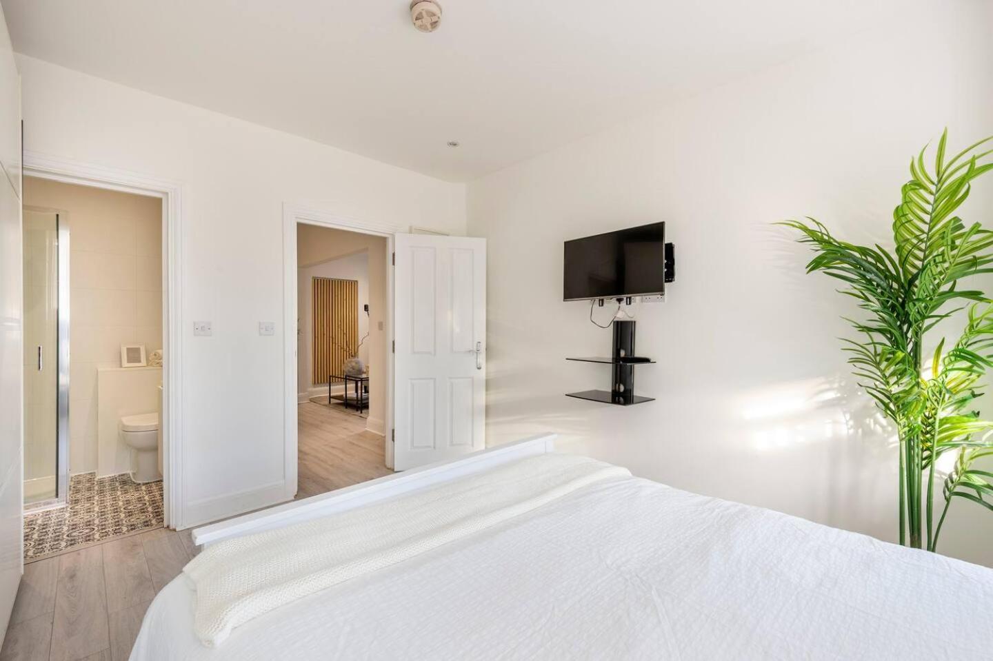 Quality Apartments Close To Tube ヘンドン エクステリア 写真